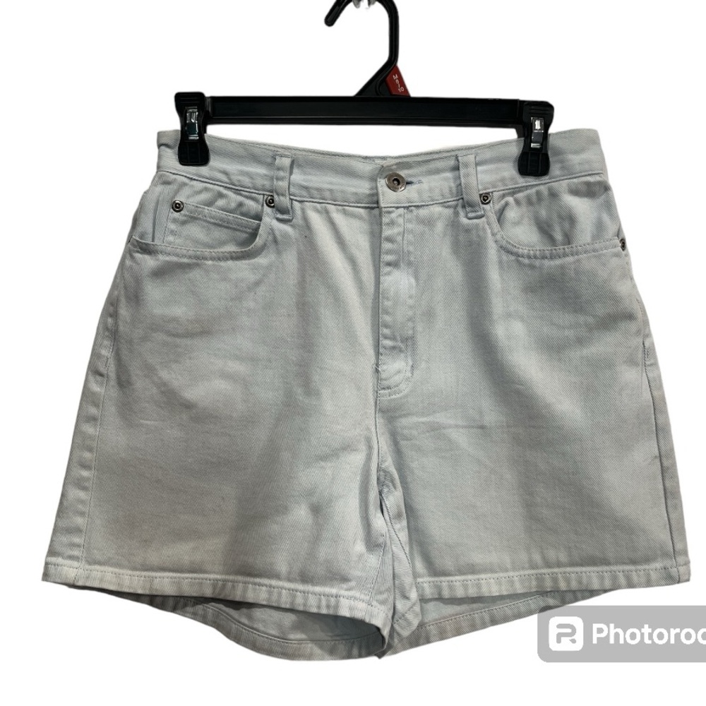 Liz Claiborne lizwear jeans.  Size 10P. Light blue  color denim shorts
